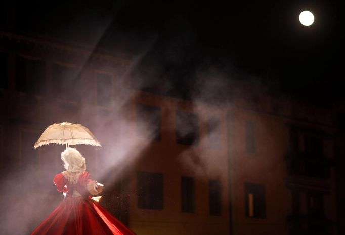 An artist from the French performance group called Ilotopie performs in an aquatic show "MetaMorPhosiS Aquaticae" on the Cannaregio Canal during a parade as part of the opening ceremony of the Venice carnival January 26, 2013. REUTERS/Alessandro Bianchi (ITALY - Tags: SOCIETY) Published: Led. 26, 2013, 8:36 odp.