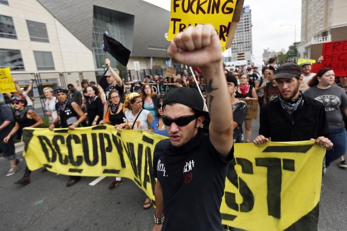 A protester shouts while marching towards the intersection of Caldwell and Stonewall streets during the Democratic National Convention in Charlotte, North Carolina September 4, 2012. The protesters marched from Marshall Park. REUTERS/John Adkisson (UNITED STATES - Tags: POLITICS CIVIL UNREST) Published: Zář. 4, 2012, 8:13 odp.