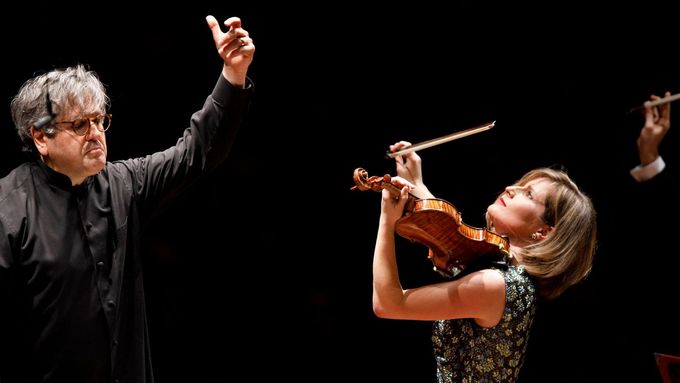 Lisa Batiashviliová se svým oblíbeným dirigentem Antoniem Pappanem opět stane na jevišti v Praze.
