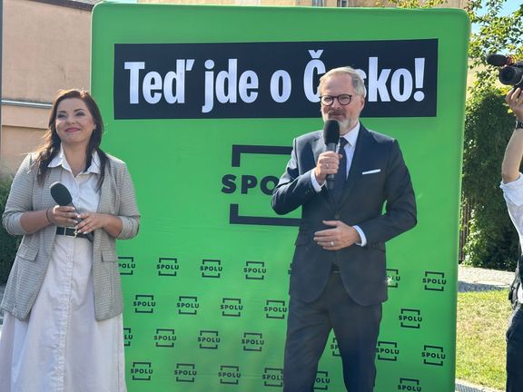 Petr Fiala se objevil při setkání s lidmi v Jihlavě na pódiu jen velmi krátce. Naprostou většinu času si s nimi povídal z očí do očí.