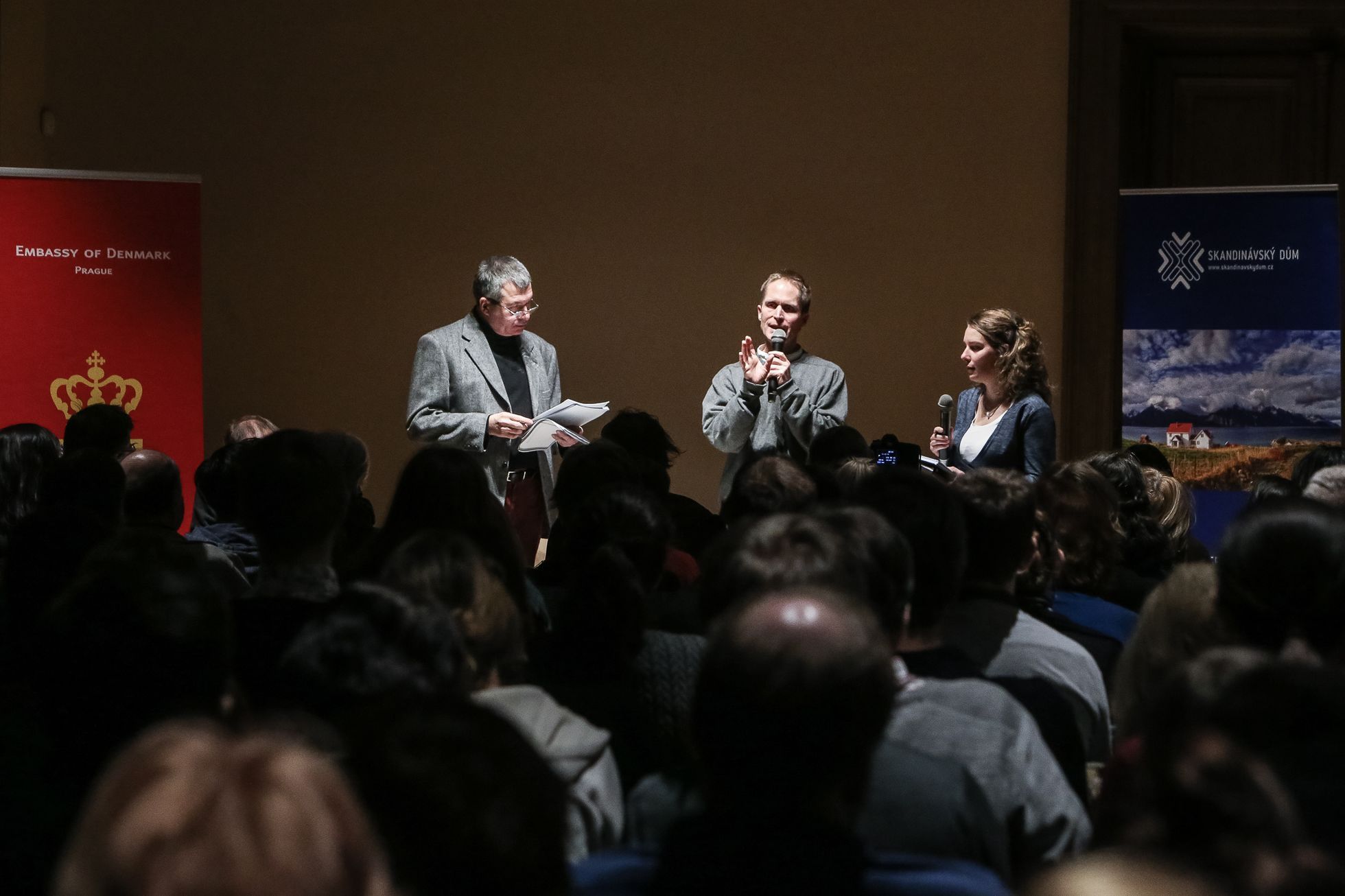 Peter Hoeg čte v Praze ze své knihy