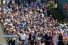 Wimbledonské šílenství. Hrdlička vyhazoval diváky, fandům z Česka nepomohlo ani první ranní metro