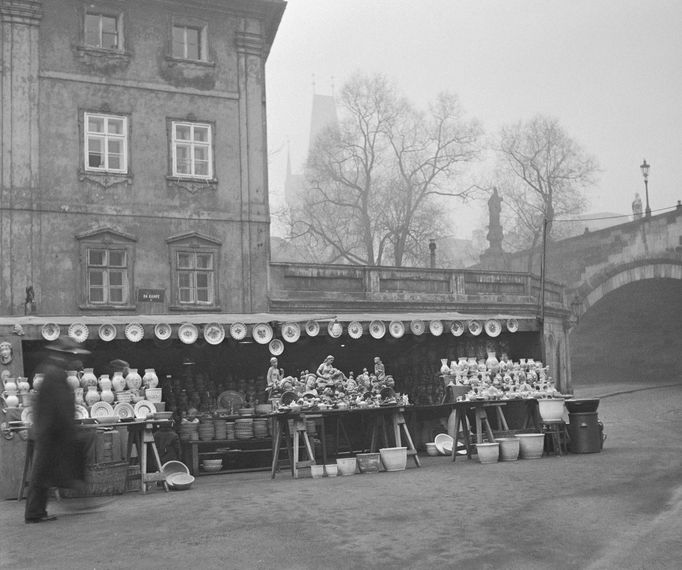 Vánoční trh s keramikou na Kampě v Praze. Rok 1947