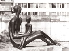 Miloš Zet: Obyčejná madona, 1966 až 1971, bronz, sídliště Pankrác 1, Praha.