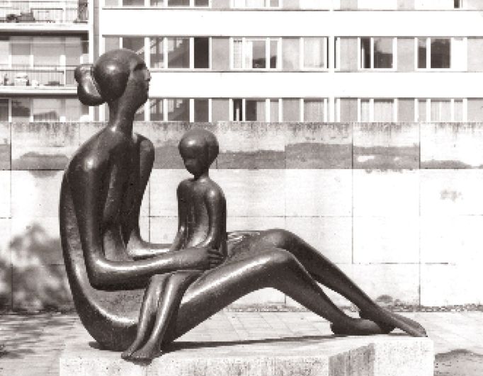 Miloš Zet: Obyčejná madona, 1966 až 1971, bronz, sídliště Pankrác 1, Praha.