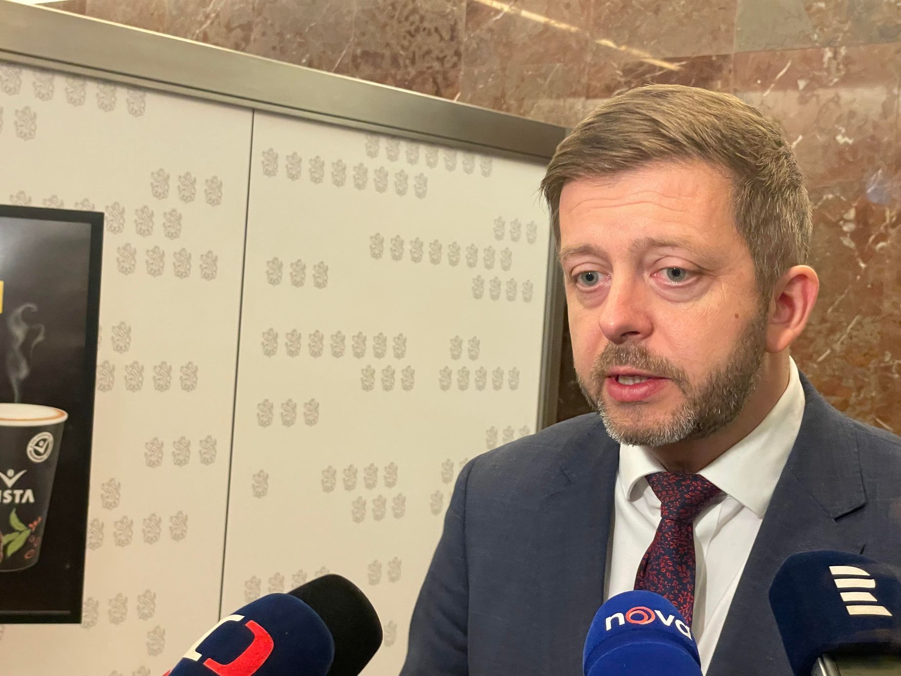 Ministr vnitra Vít Rakušan odpovídá na otázky novinářů v Poslanecké sněmovně.