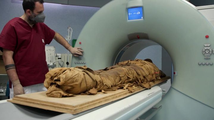 Kněz byl mladá těhotná žena. CT vyšetření mumie egyptology překvapilo; Zdroj foto: Reuters