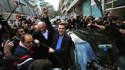 Opoziční lídr radikálně levicové strany Syriza Alexis Tsipras zvedá pěst na znamení vítězství poté, co odvolil v Aténách.