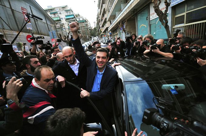Opoziční lídr radikálně levicové strany Syriza Alexis Tsipras zvedá pěst na znamení vítězství poté, co odvolil v Aténách.