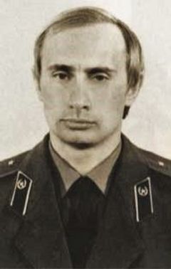 Vladimir Putin v uniformě KGB, snímek byl pořízen okolo roku 1980.