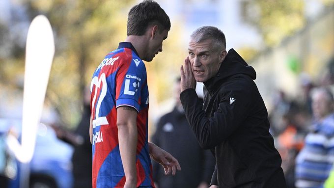 Nový plzeňský kouč Martin Hyský uděluje při utkání s Bohemians pokyny obránci Janu Paluskovi