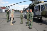 Velitel helikoptéry se zdraví s velitelem mise, ministrem obrany Martinem Stropnickým.