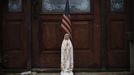 A statue of the Virgin Mary and an American Flag sit outside a home damaged and condemned by Hurricane Sandy in the New Dorp section of the south shore of Staten Island, in New York City, November 7, 2012. A potent Nor'easter, or Northeaster storm, descended on the area Wednesday where many low lying shore areas including Midland Beach were under evacuation orders as the storm packing high winds rain and snow approached the New York area just over a week after Hurricane Sandy. REUTERS/Mike Segar (UNITED STATES - Tags: ENVIRONMENT DISASTER RELIGION) Published: Lis. 7, 2012, 10:25 odp.