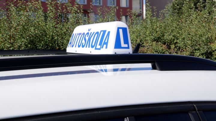 Autoškoly kvůli ztrátám zřejmě zvýší ceny kurzů. Od pondělí fungují v omezeném režimu