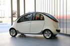 Letos v dubnu symbolicky na Den země začala společnost Peapod Mobility přijímat objednávky na svůj elektromobil Peapod. Peapod Mobility patří pod společnost GEM, součást koncernu Chrysler, která se už přes 10 let zabývá vývojem a výrobou elektrických vozítek. Peapod je elektromobil s max. rychlostí 40 km/h a dojezdem na jedno nabití 50 km. Plné znovunabití pak zabere kolem šesti až osmi hodin. Na trhu jsou ale už i mnohem výkonnější elektromobily.  Tento se prodává za 12 500 dolarů (v přepočtu asi 250 000 Kč) a první kousky budou k dispozici v říjnu letošního roku.