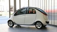 Letos v dubnu symbolicky na Den země začala společnost Peapod Mobility přijímat objednávky na svůj elektromobil Peapod. Peapod Mobility patří pod společnost GEM, součást koncernu Chrysler, která se už přes 10 let zabývá vývojem a výrobou elektrických vozítek. Peapod je elektromobil s max. rychlostí 40 km/h a dojezdem na jedno nabití 50 km. Plné znovunabití pak zabere kolem šesti až osmi hodin. Na trhu jsou ale už i mnohem výkonnější elektromobily.  Tento se prodává za 12 500 dolarů (v přepočtu asi 250 000 Kč) a první kousky budou k dispozici v říjnu letošního roku.