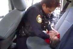 VIDEO Policistka oživila kojence na zadním sedadle auta