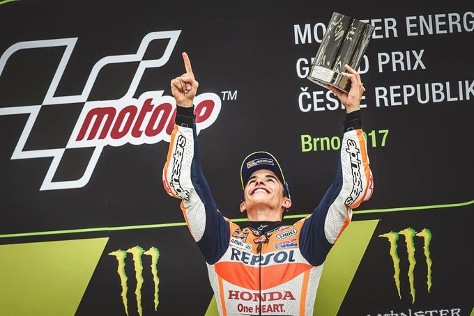 Marc Márquez slaví vítězství ve Velké ceně České republiky Moto GP