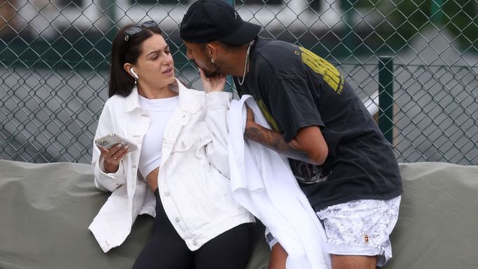 Nick Kyrgios s přítelkyní během tréninku na Wimbledonu 2022.