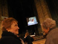 Máme papeže! Věřící sledují výběr nové hlavy katolické církve v katedrále v Asti na severu Itálie.