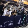 Lewis Hamilton slaví s týmem Mercedes vítězství ve Velké ceně Bahrajnu 2021