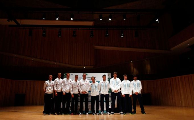 Čeští tenisté s Argentinci během oficiálního losování semifinálových utkání Davis Cupu 2012.