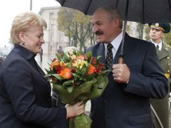 Litevská prezidentka Dalia Grybauskaiteová s běloruským protějškem Alexandrem Lukašenkem.