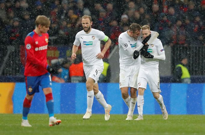 fotbal, Liga mistrů 2018/2019, CSKA Moskva - Viktoria Plzeň, radost Viktorie po gólu Romana Procházky (vpravo)