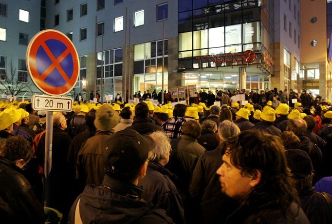 Před sídlem dopravního podniku ve Vysočanech se v podvečer sešlo několik set odborářů. Žluté čepice a píšťalky rozdávali pořadatelé.