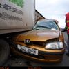 Peugeot narazil do stojícího náklaďáku