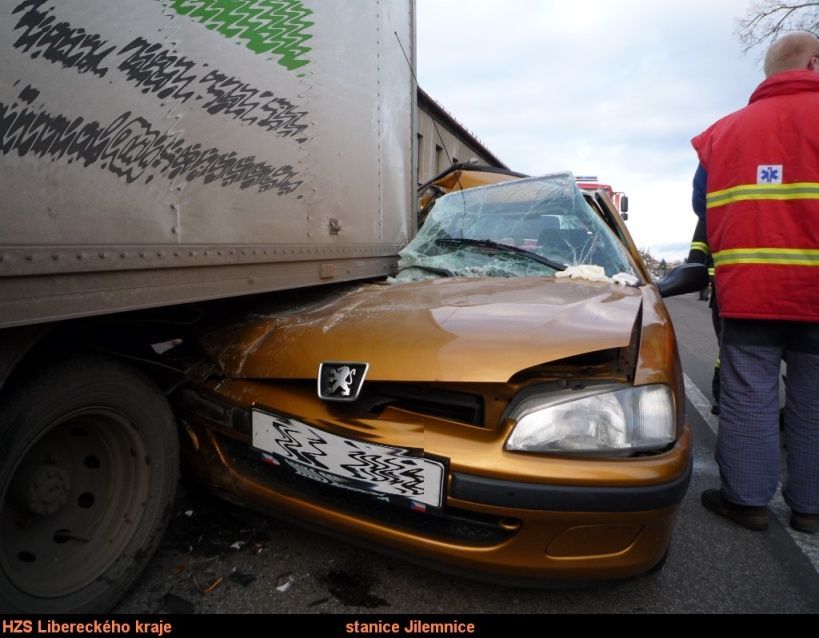 Peugeot narazil do stojícího náklaďáku