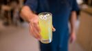 Na baru mohou návštěvníci českého pavilonu ochutnat i „René drink“, inspirovaný maskotem české účasti na Expu 2025. Nechybí v něm ani „oči“…