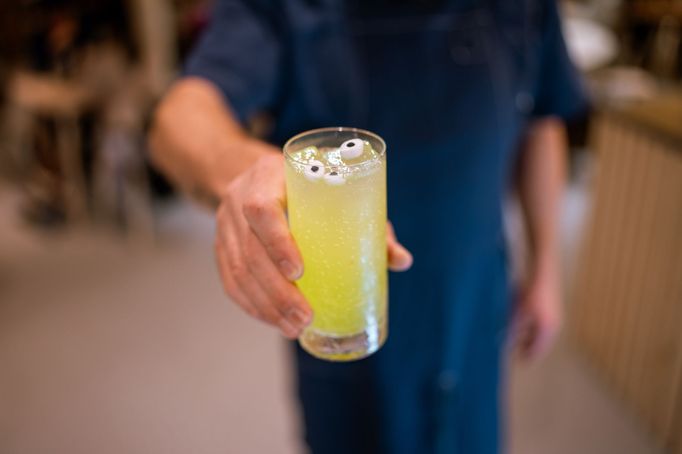 Na baru mohou návštěvníci českého pavilonu ochutnat i „René drink“, inspirovaný maskotem české účasti na Expu 2025. Nechybí v něm ani „oči“…