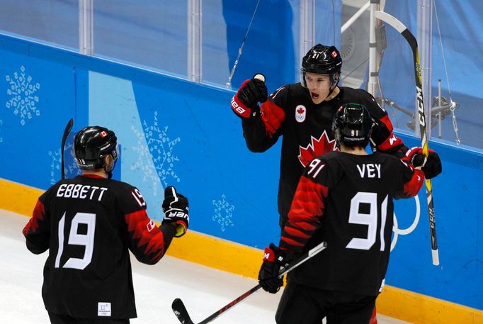 Mason Raymond (21),  Andrew Ebbett a  Linden Vey  slaví gól v české síti na ZOH 2018