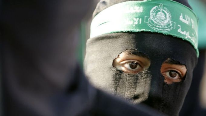 Člen Hamásu na demonstraci v Gaze.