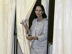 Socialistka Ségolene Royalová, která v květnu v druhém kole prezidentských voleb neuspěla proti Nicolasi Sarkozymu, odchází od volební urny.