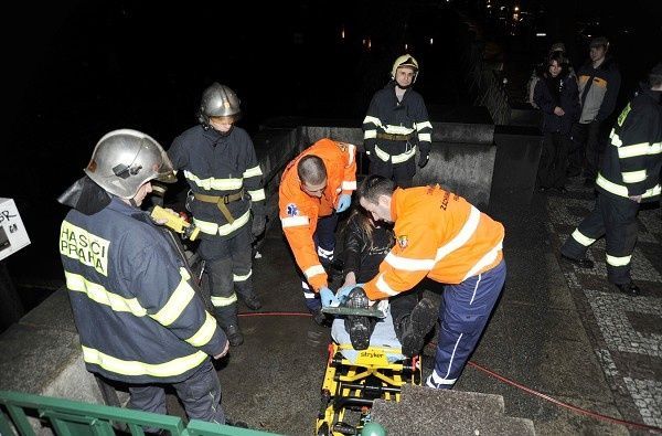 Hasiči vyprošťují muže, který si stoupnul na ocelový trn