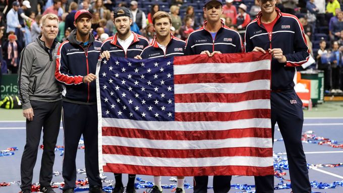 Radost amerických tenistů po postupu do semifinále Davis Cupu