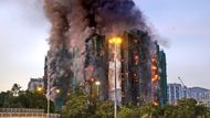Obrovský požár, který stále zuří v bytovém komplexu v Hongkongu, si dosud vyžádal nejméně 55 mrtvých, téměř 300 lidí se pohřešuje. Podle policie mohl vzniknout kvůli „hrubě nedbalému“ postupu stavební firmy, která používala nebezpečné materiály.
