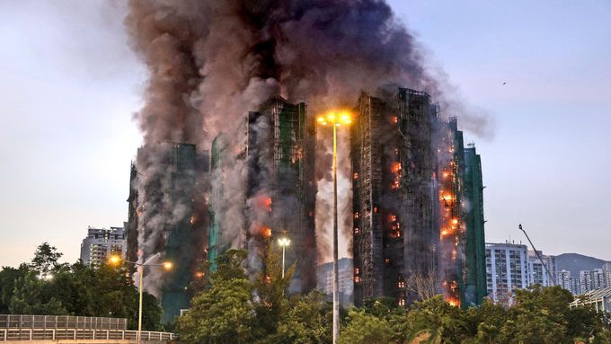 Obrovský požár v bytovém komplexu v Hongkongu.