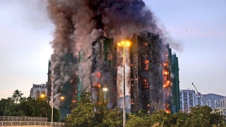 Příbuzní pohřešovaných z hongkongského komplexu ztrácejí naději; Zdroj foto: Reuters