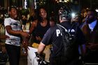 V americkém Charlotte se nesmí v noci vycházet. Lidé protestují poté, co policie zastřelila černocha