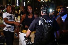 V americkém Charlotte se nesmí v noci vycházet. Lidé protestují poté, co policie zastřelila černocha