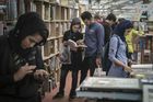 Knihy v Íránu skokově zdražují. Na čtenáře dopadají západní sankce