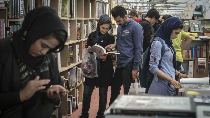 Íránský knižní trh zažívá krizi kvůli sankcím a rostoucí ceně papíru. Snímek pochází z Teheránského knižního veletrhu v roce 2015.