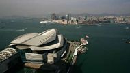 HONG-KONG (Čína) - Pohled na střechu Konferenčního centra, kde se příští týden koná konference Světové obchodní organizace (WTO). Očekává se příjezd asi 10 000 odpůrců globalizace.