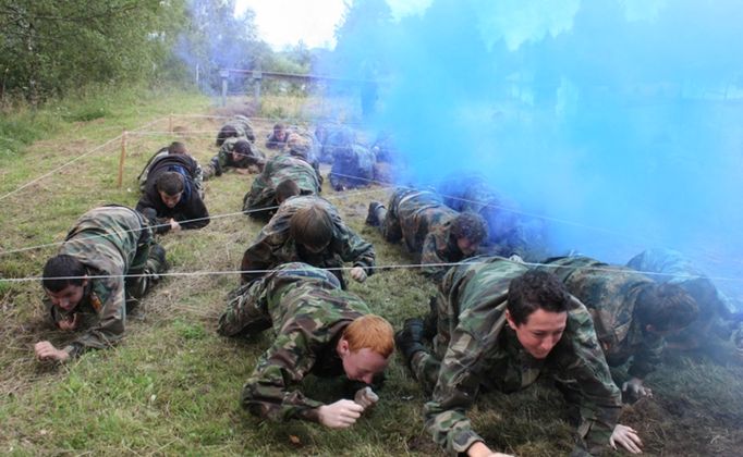 Dětský military tábor se s nikým nemazlí, probíhá klasický vojenský výcvik.