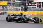 Souboj pilotů McLarenu skončil zbytečnou kolizí, v Montrealu se radoval Russell