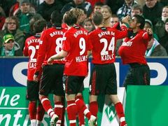 Leverkusen oslavuje, druhý zprava Michal Kadlec