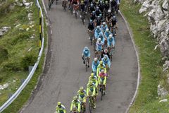 Brambilla po časovce uhájil o sekundu růžový dres lídra Gira